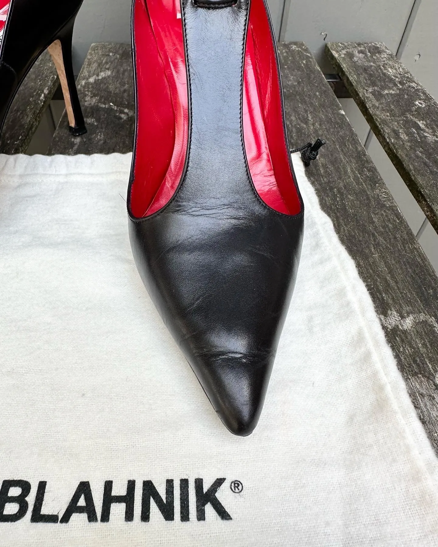 MANOLO BLAHNIK Pointed Toe T-Strap High Heel Leather Pumps