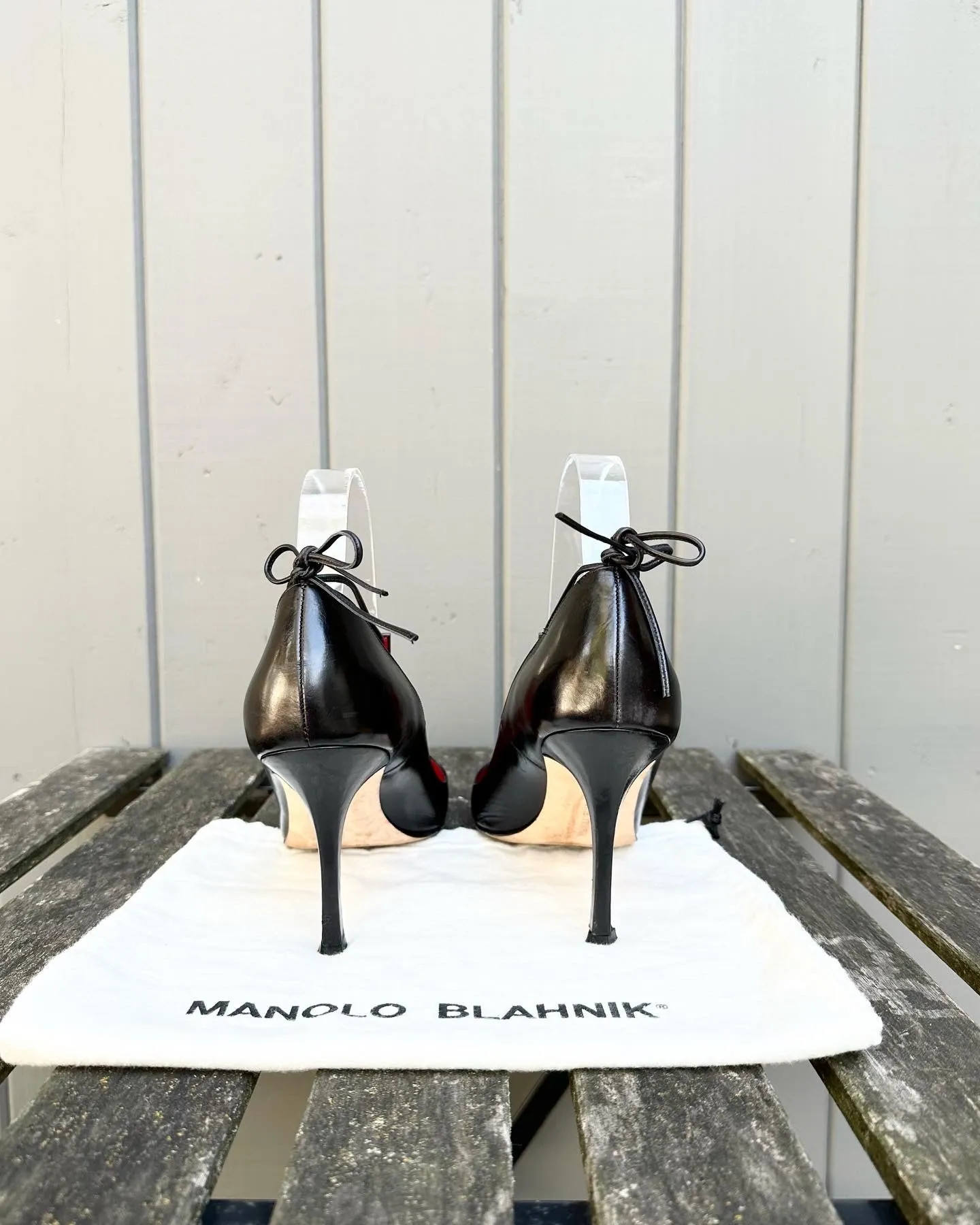 MANOLO BLAHNIK Pointed Toe T-Strap High Heel Leather Pumps